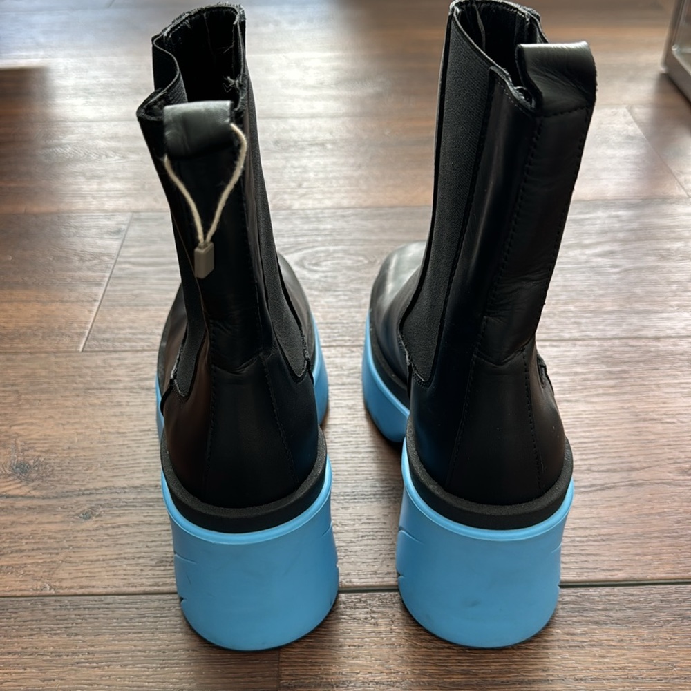 Unlace Italian NWOT Leather with Blue rubber bottom. No box - Picture 4 of 11